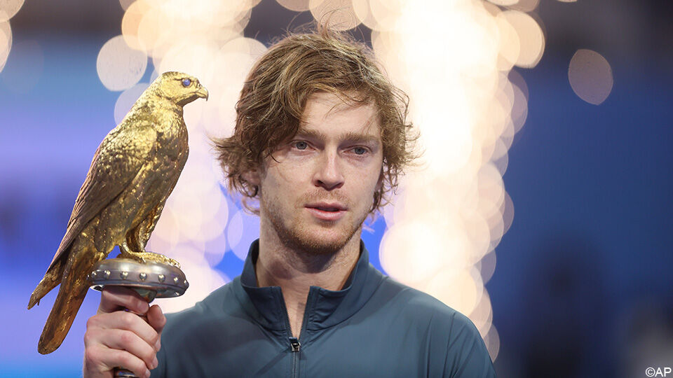 Andrej Roebljov met zijn trofee van Doha.