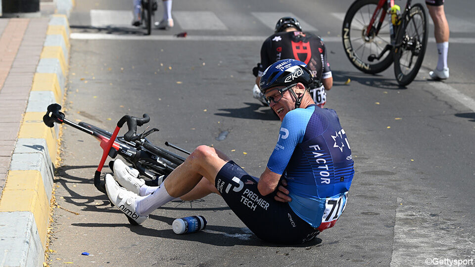 Chris Froome heeft zichtbaar veel pijn na zijn val.