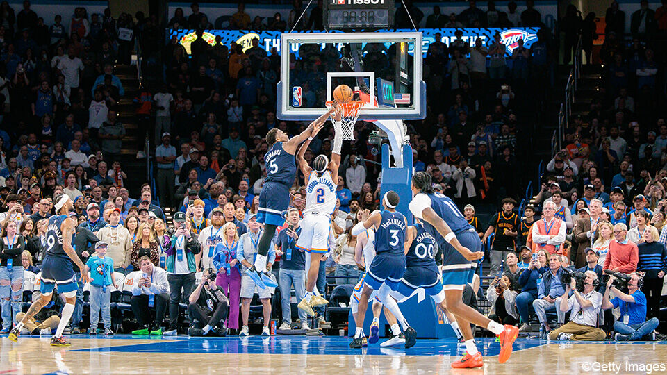 Anthony Edwards blokt de lay-up van Shai Gilgeous-Alexander af.