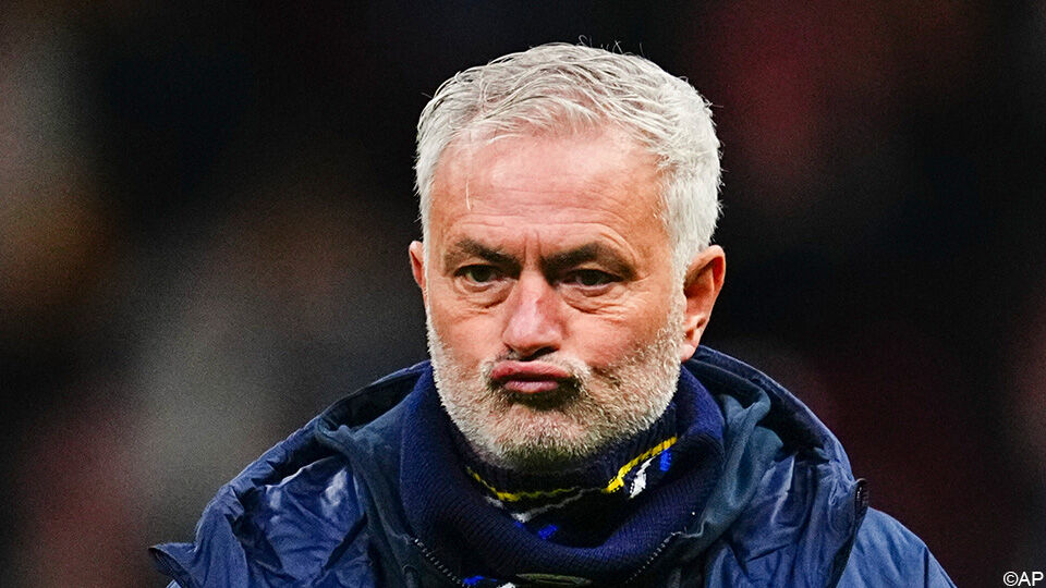 José Mourinho verloor met zijn Fenerbahçe na strafschoppen tegen Rangers. 