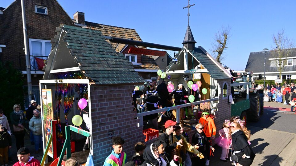 Carnaval in Eksel fileert de actualiteit van het dorp | VRT NWS: nieuws