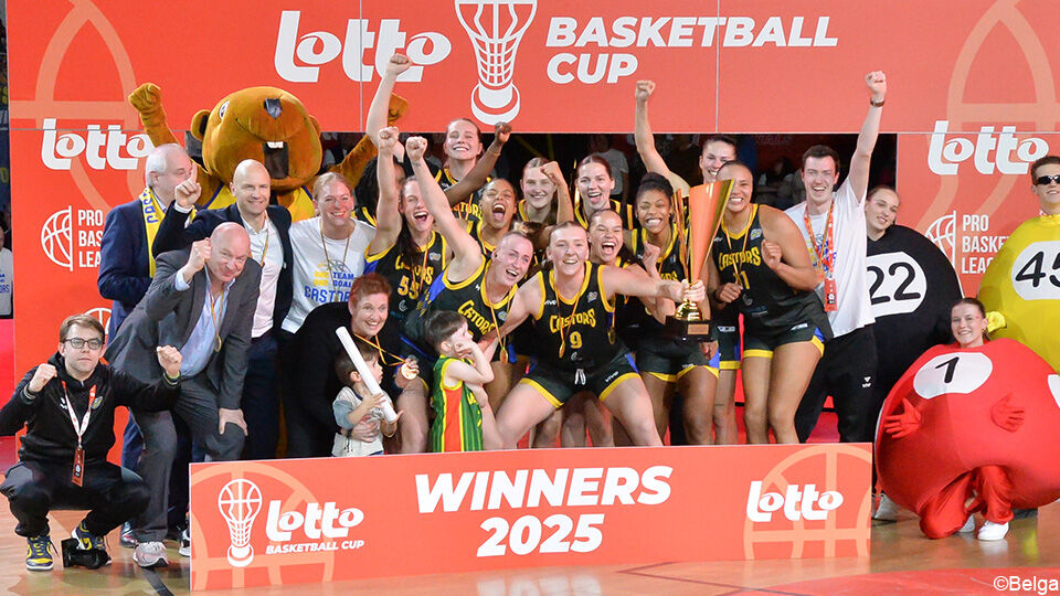 De speelsters van Castors Braine bouwen een feestje met de Beker van België.