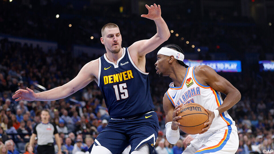 Nikola Jokic probeert Shai Gilgeous-Alexander af te stoppen.