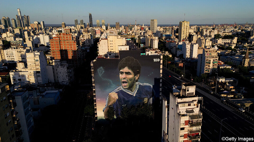 Een van de duizenden Maradona-muurschilderingen in Buenos Aires, waar dinsdag het proces van start gaat.