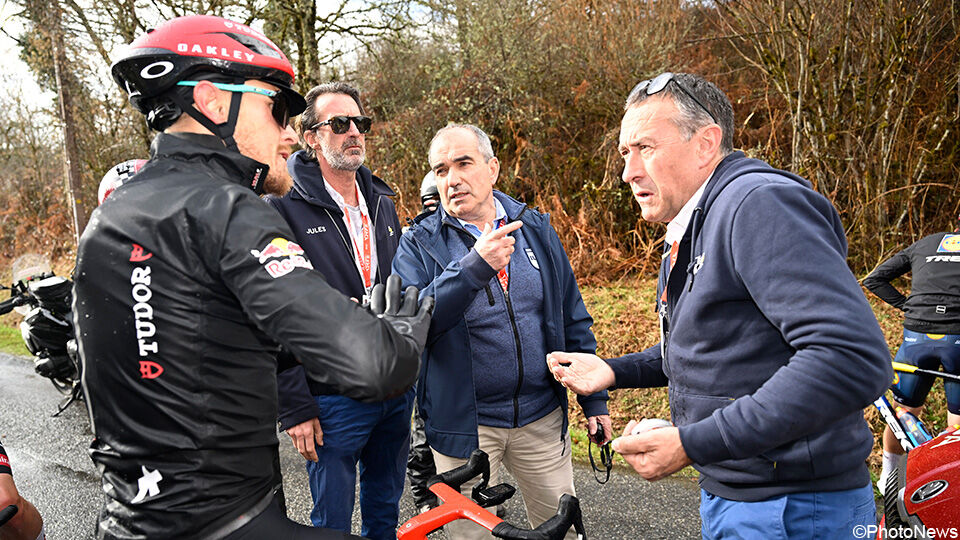 Matteo Trentin, samen met Oliver Naesen in dit peloton de rennersafgevaardigde, legt het uit bij de jury.