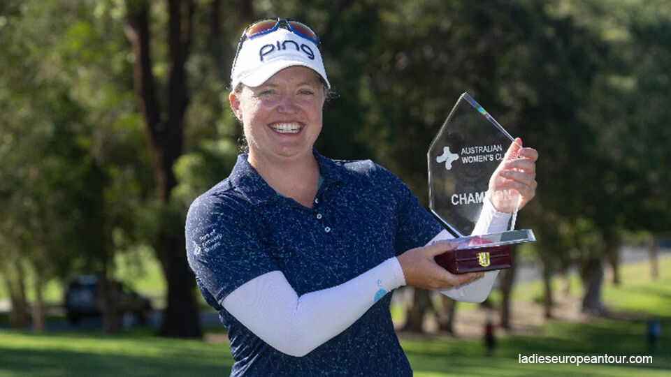 Manon De Roey met haar trofee in Australië.