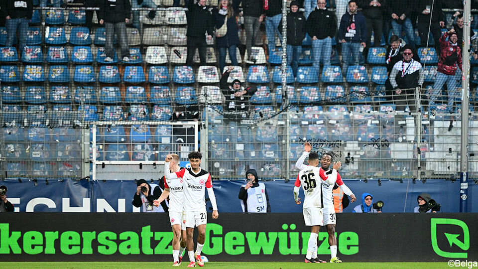 De Frankfurt-speler vieren het doelpunt van Michy Batshuayi.