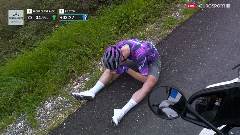 Jayco-kopman Eddie Dunbar liep een whiplash bij een val in de Tirreno.