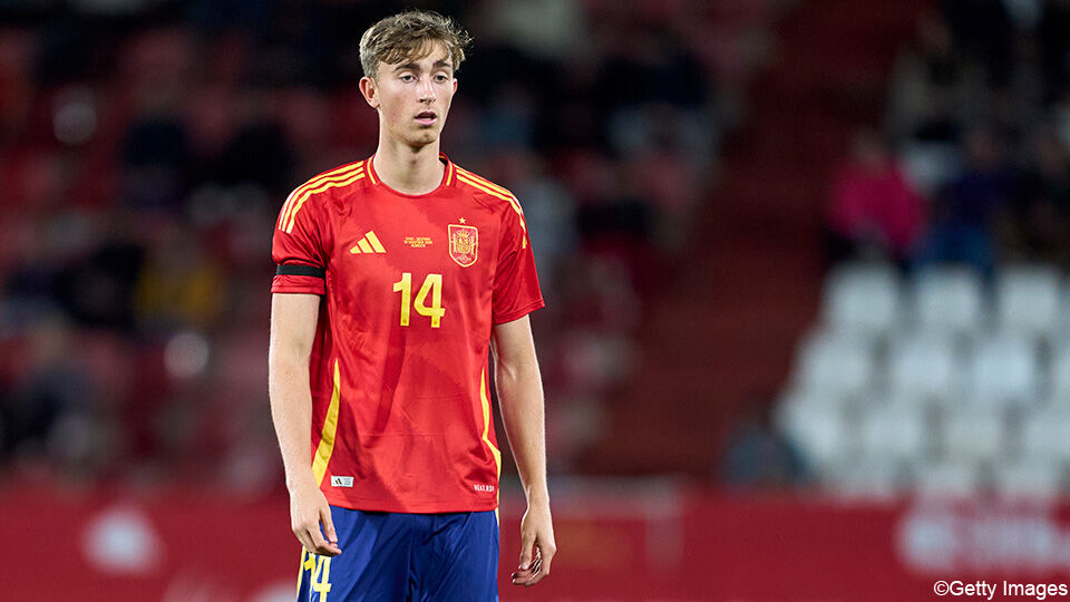 Dean Huijsen in het gekende rode shirt van Spanje.