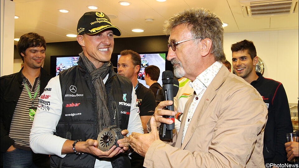 Eddie Jordan met zijn poulain Michael Schumacher in 2011 bij de 20e verjaardag van zijn F1-debuut.