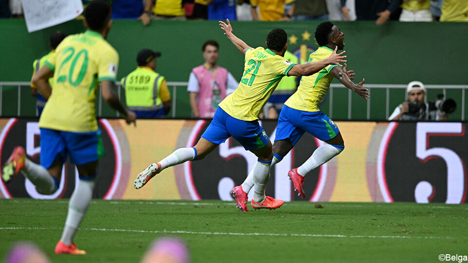 De Brazilianen gaan helemaal uit hun dak na de late 2-1 van Vinicius.