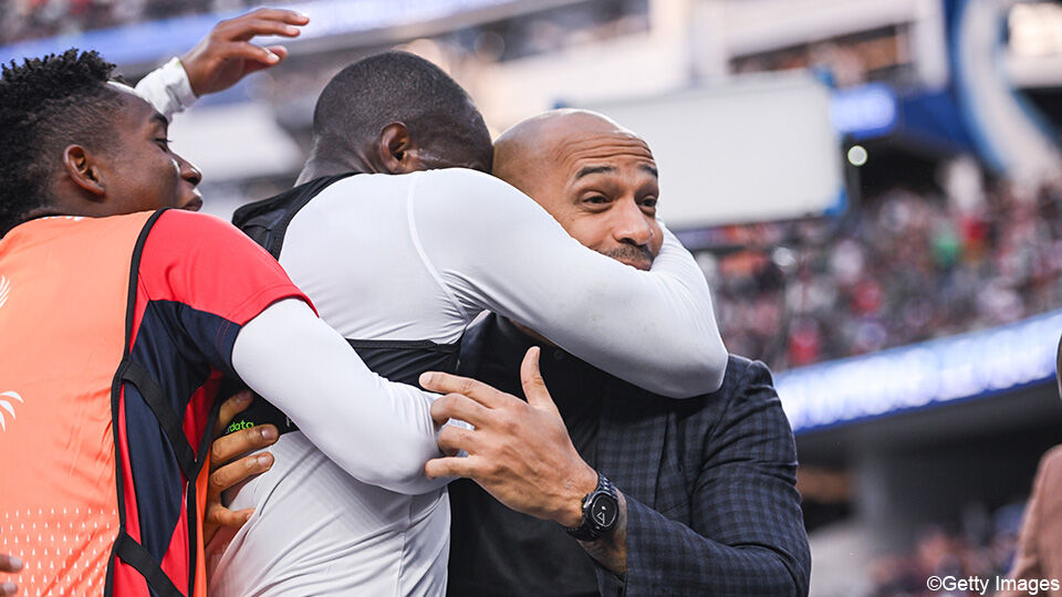 Cecilio Waterman omhelst zijn idool Thierry Henry na zijn beslissende doelpunt tegen de VS.