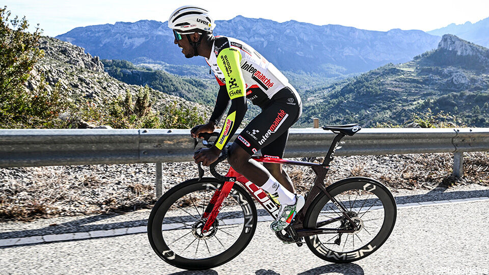 Biniam Girmay kan morgen zomaar de verrassende winnaar van Milaan-Sanremo worden.