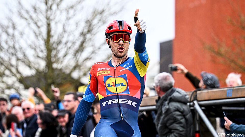 Edward Theuns sprint naar de zege, Lamperti en Eeekhoff mee op het podium.