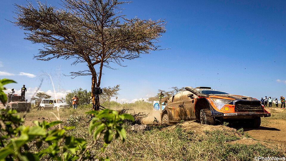 Thierry Neuville raast in zijn Hyundai over Keniaanse bodem.