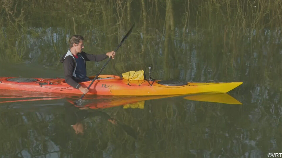 Thomas Van der Plaetsen, hier op de foto te zien in zijn kajak, vaart in 12 dagen van het meest zuidelijke punt van België naar het westen, goed voor een tocht van 700 kilometer.