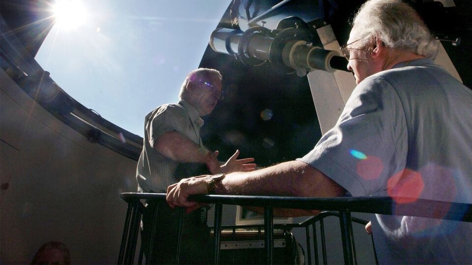 In het huidige gebouw kan je met een telescoop naar de hemel kijken.