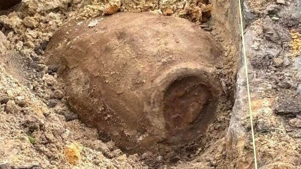 Tijdens het graven kwam deze bom aan de oppervlakte.