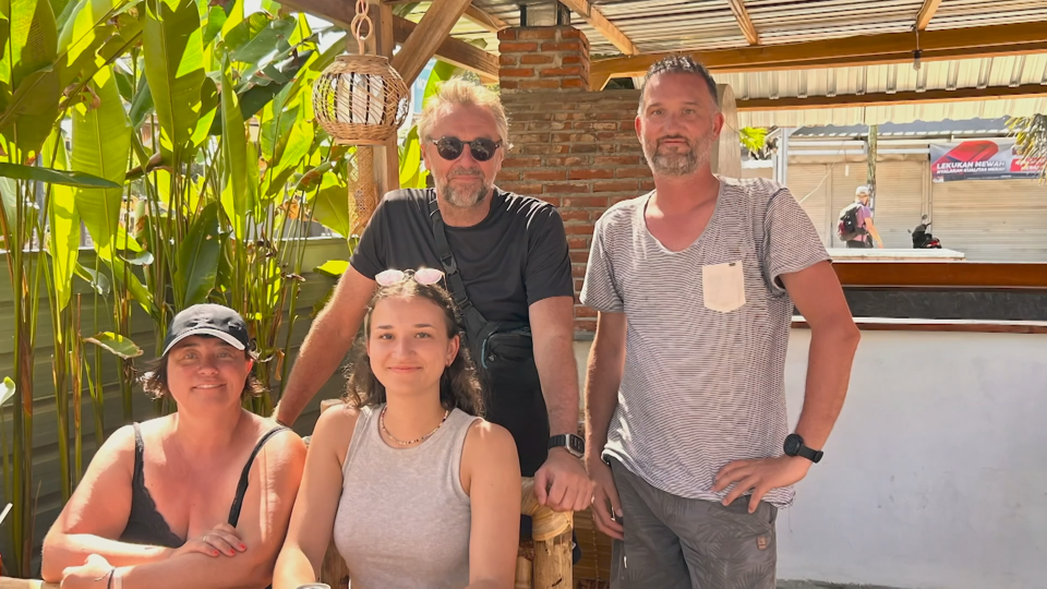 De foto die het gezin maakte met Tom Waes in Lombok in Indonesië.