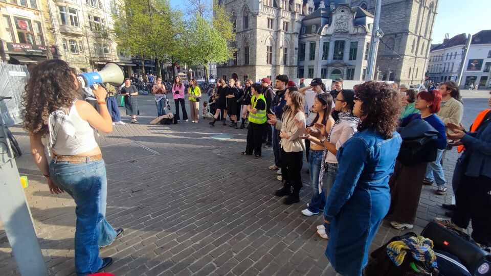 Een 40-tal actievoerders wil een permanent meldpunt voor seksueel grensoverschrijdend gedrag in Gent.