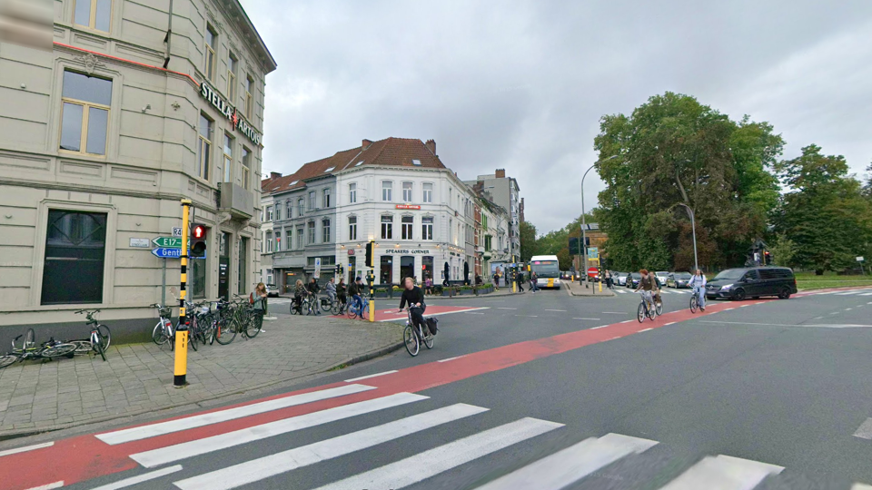 Het ongeval gebeurde aan het drukke kruispunt Heuvelpoort.
