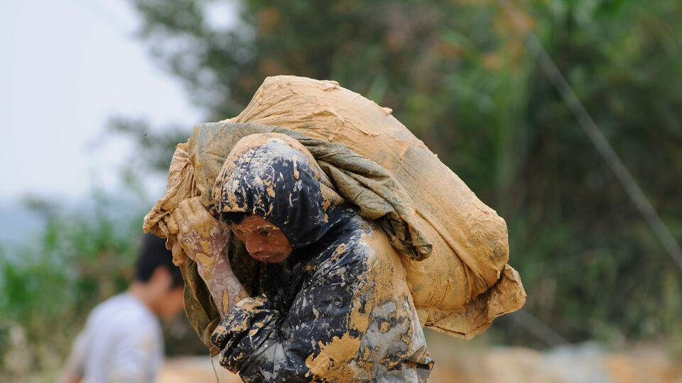 Een man werkt in een zeldzame aardmetaalmijn in de Chinese provincie Jiangxi. 
