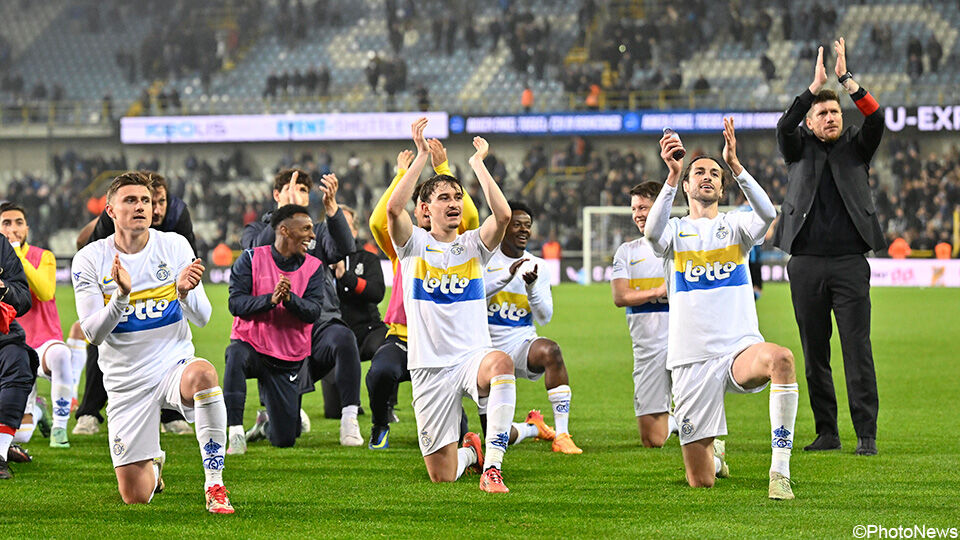 Union-spelers vieren met coach en supporters