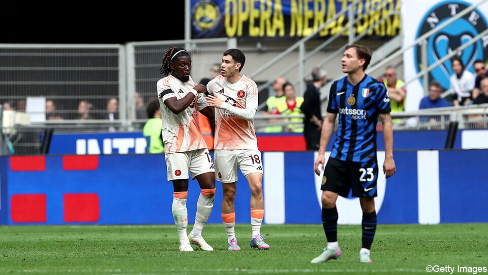 Doelpuntenmaker Soulé viert met ploegmaat Koné, bij Inter balen ze.