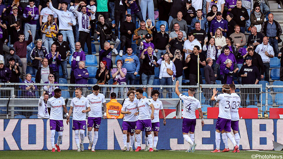 El ouahdi celebrates his goal for Racing Genk against Anderlecht