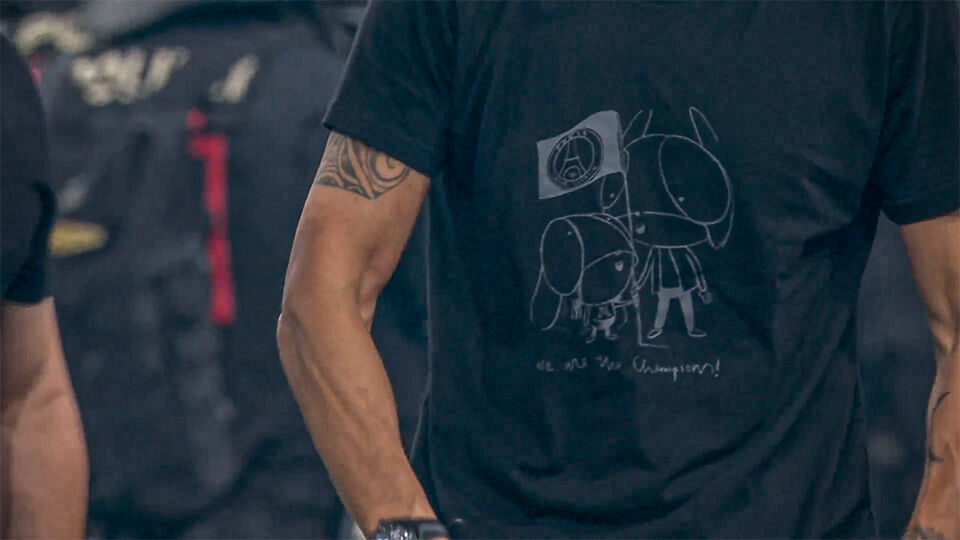 Luis Enrique wearing the Fundación Xana T-shirt