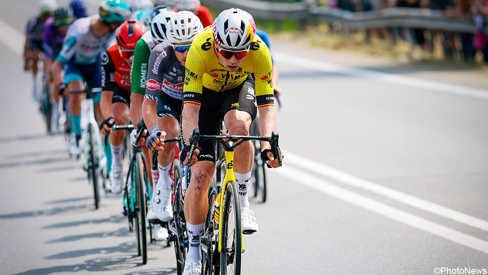 Wout van Aert rijdt op kop.