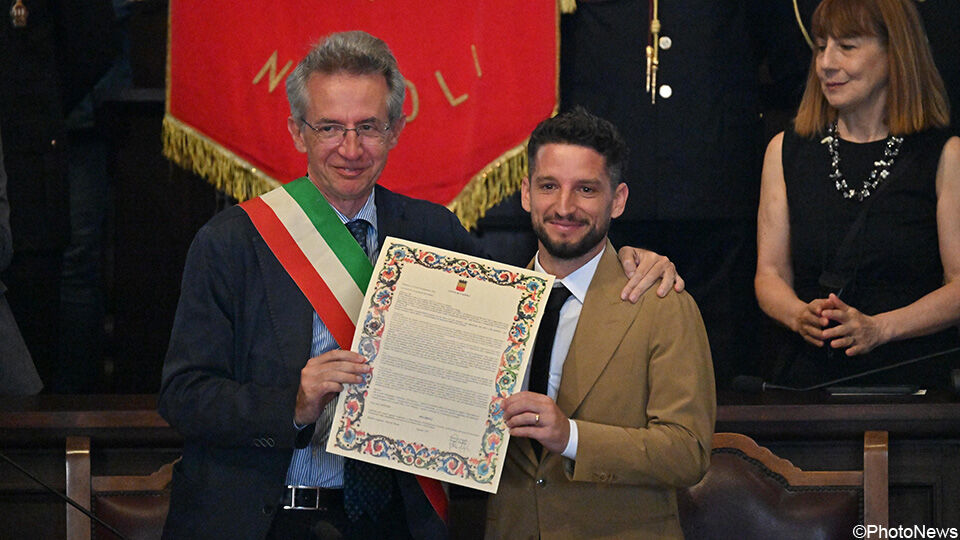 Dries Mertens receives his honorary citizenship from the city of Naples.