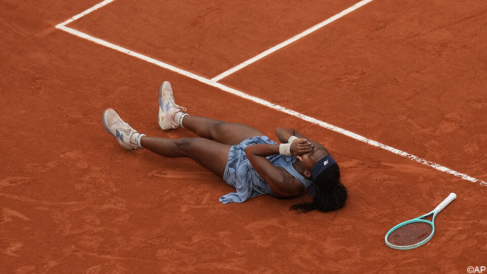 Coco Gauff celebrates her Roland Garros victory
