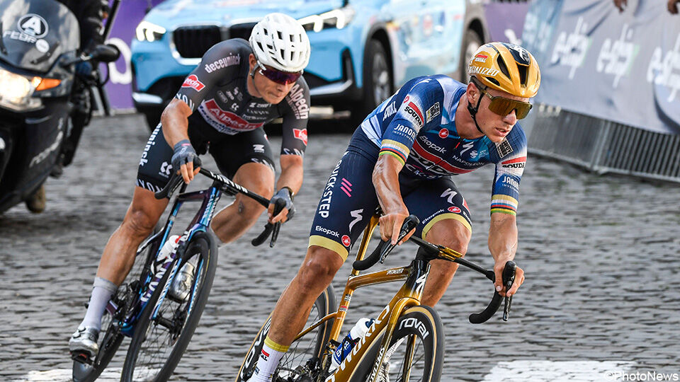 Remco Evenepoel rijdt voor Jasper Philipsen.