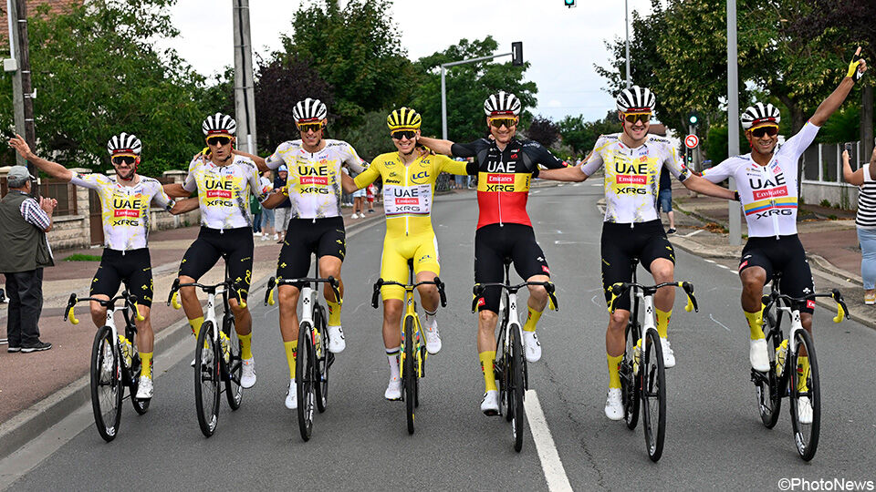 Tadej Pogacar en UAE vieren 4e eindzege in de Ronde van Frankrijk | sporza