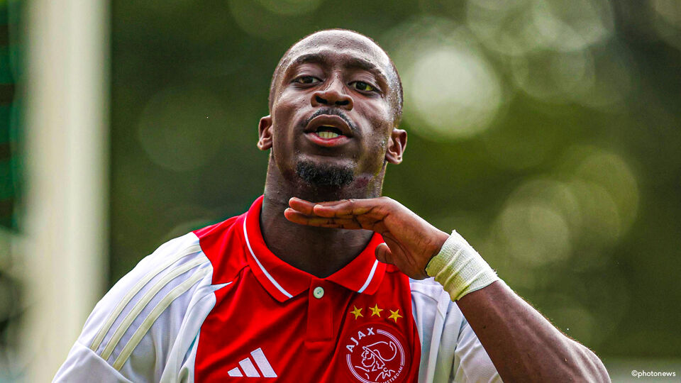 Cơn Lốc Đường Biên Carlos Forbs Bằng Tốc Độ Nhanh Nhạy Xé Toang Mọi Hệ Thống Phòng Ngự - Đột Phá Mới Trong Thuật Nghiệp Bóng Đá