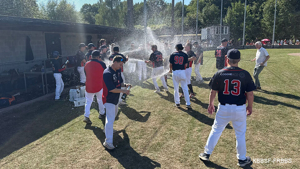 The players of the Brasschaat Braves celebrate the title with champagne.
