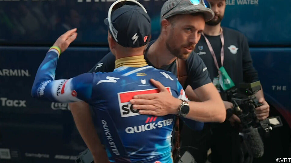 Remco Evenepoel omhelst fotograaf Wout Beel na de Ronde van Lombardije.