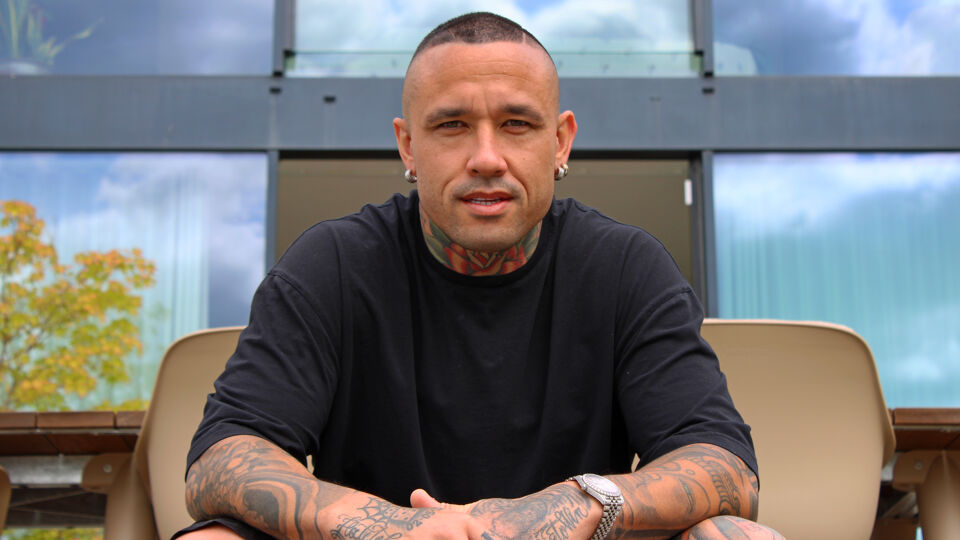 Radja Nainggolan openhartig in "Het huis": "Voetbal heeft me gered, want  als kind was ik minigangster" | sporza