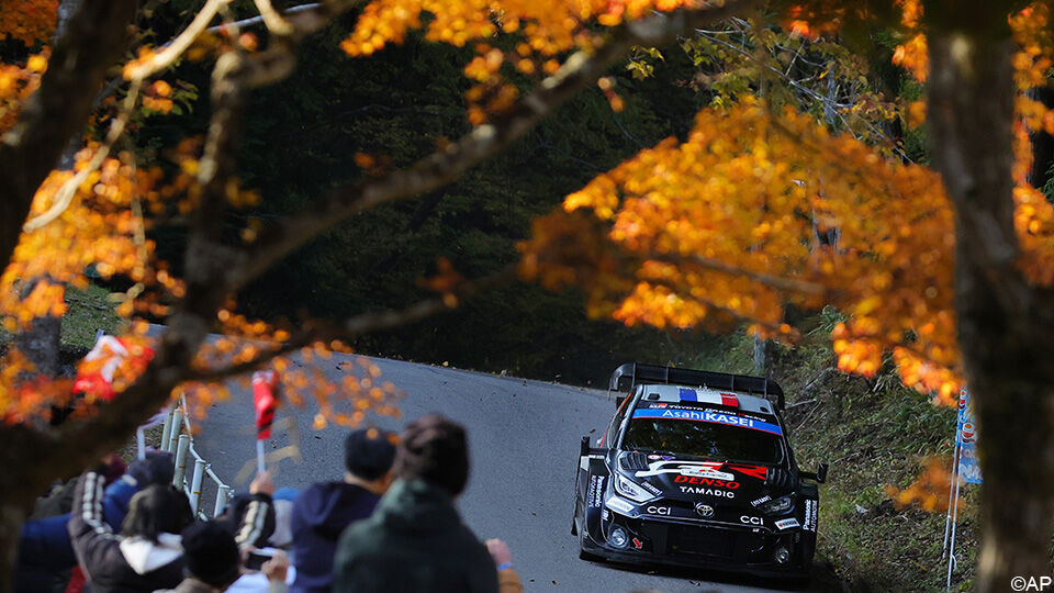 Sébastien Ogier scheurt over Japanse wegen