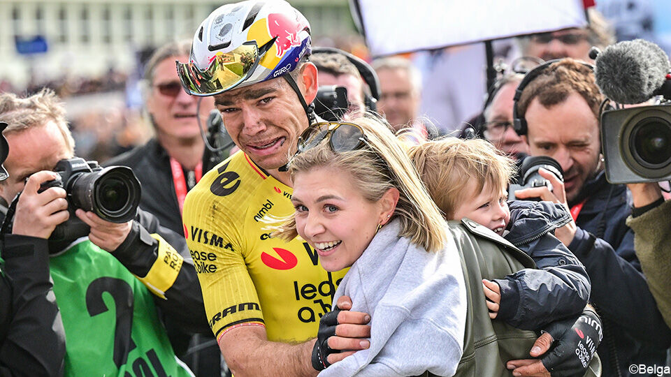 Beelden die iedereen raken: huilende Wout van Aert valt gezin in armen, dat  "moeilijke momenten nu kan vergeten" | sporza