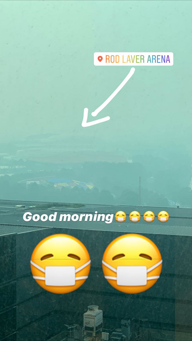 Het hoofdterrein van de Australian Open zie je nauwelijks liggen door de smog