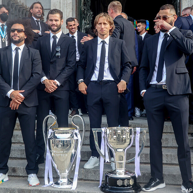 Marcelo, Modric en Benzema poseren met hun 5e CL-trofee