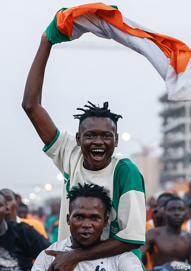De Ivoriaanse vlag wordt trots in het rond gezwaaid.