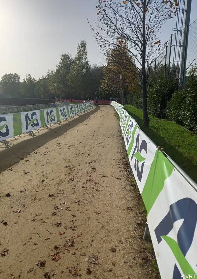 De zandstrook van 50 meter.